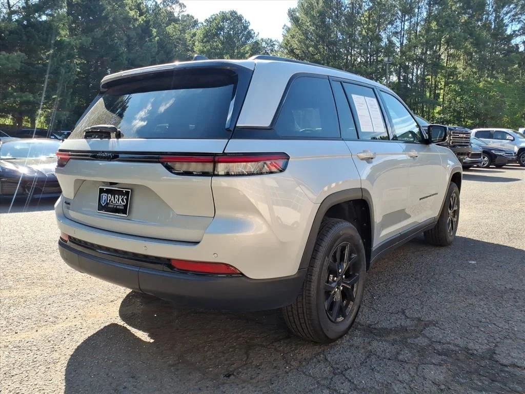 Used 2025 Silver Jeep Altitude image 33