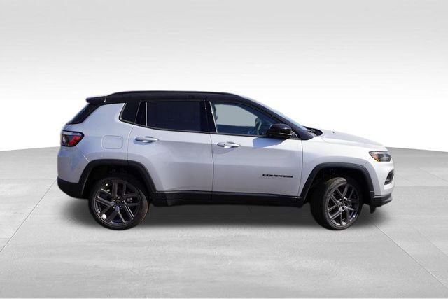 New 2026 Silver Zynith Metallic Clear-Coat Exterior Paint Jeep Limited image 2