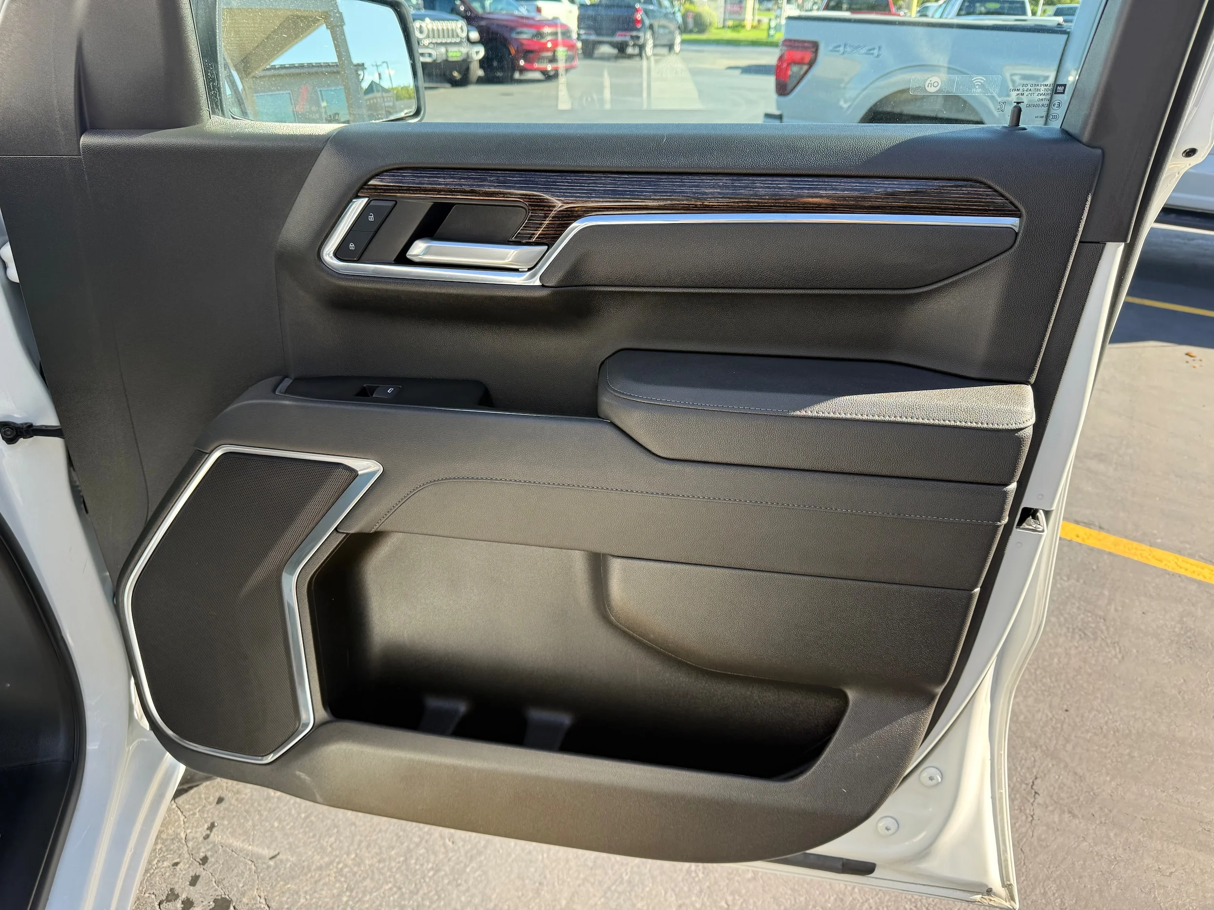Used 2025 Summit White GMC Elevation image 26