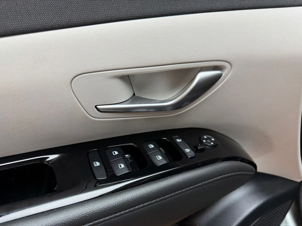 Used 2022 Amazon Gray Hyundai SEL image 17