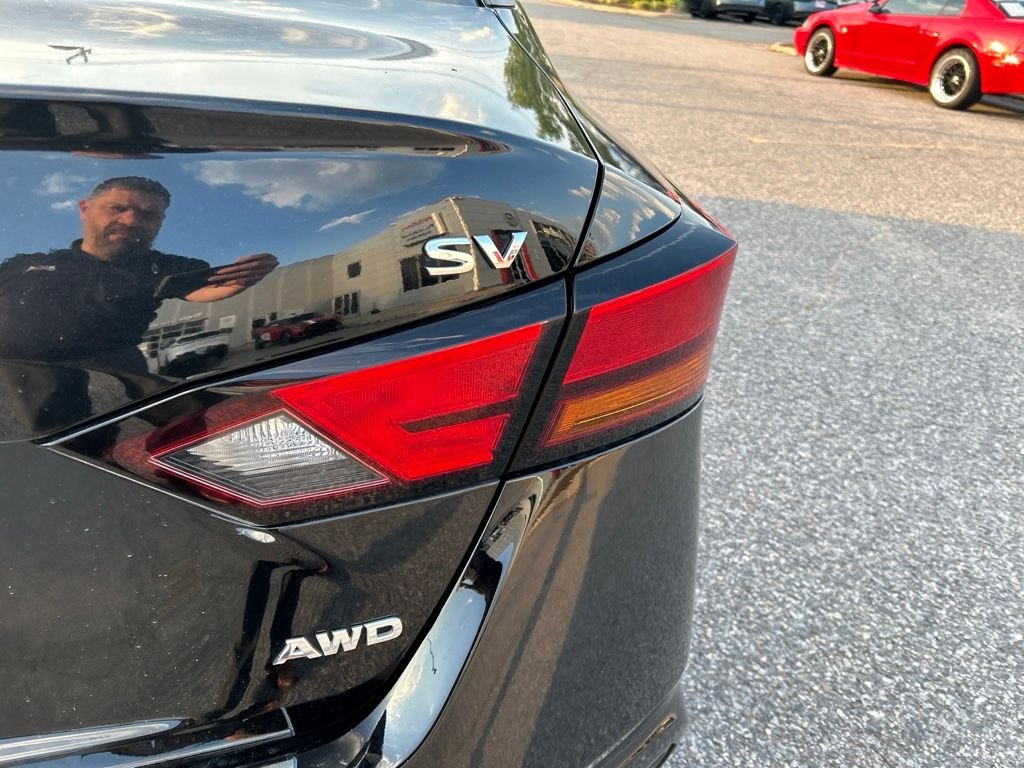 Used 2022 Black Nissan 2.5 SV image 5