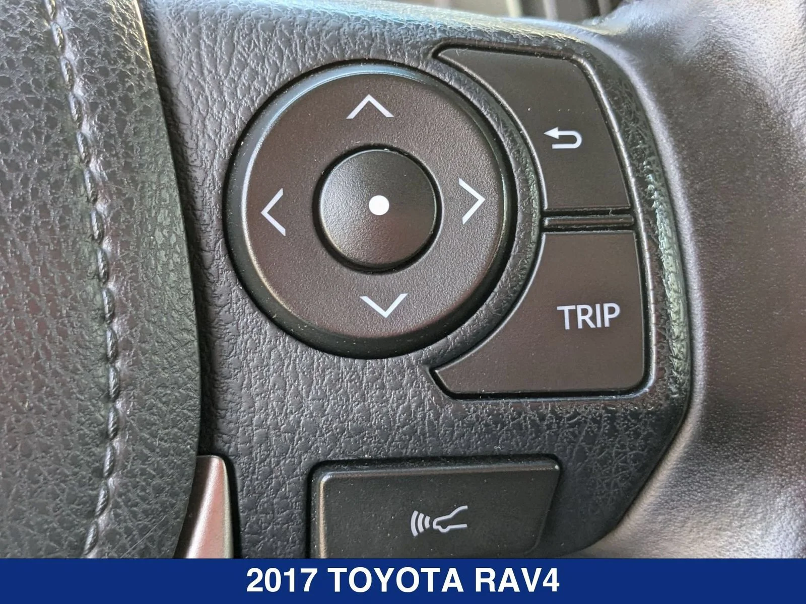 Used 2017  Toyota XLE image 15