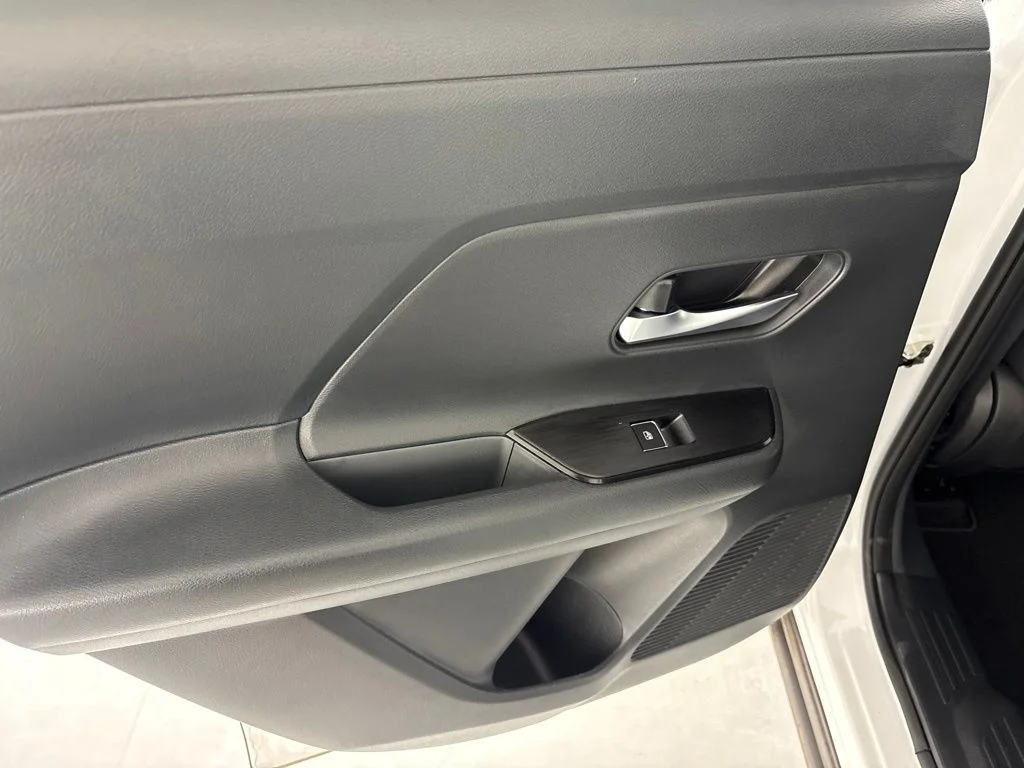New 2026 Aspen White TriCoat / Super Black Two-tone Nissan SR image 21