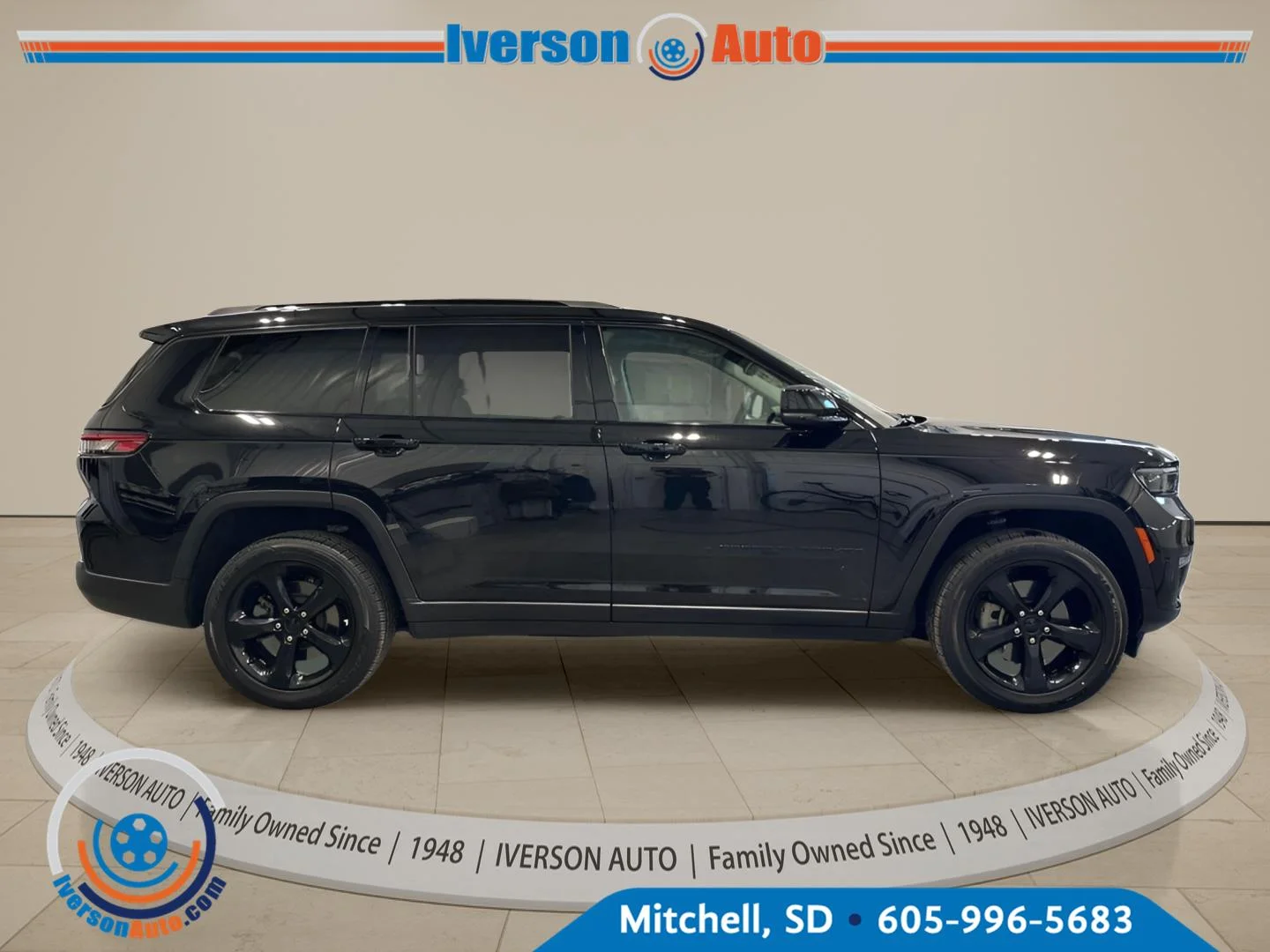 Used 2023 Diamond Black Crystal Pearlcoat Jeep Limited image 10