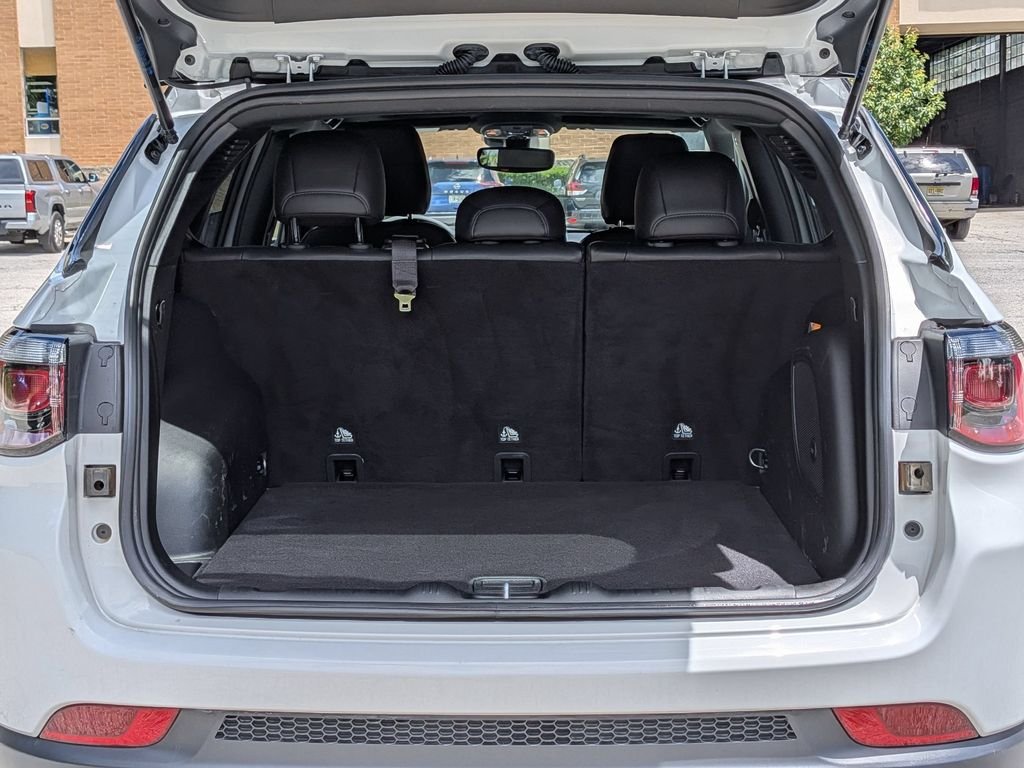 Used 2022 White Jeep Latitude image 6