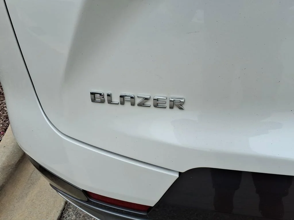 Used 2024 Iridescent Pearl Tricoat Chevrolet Premier image 5