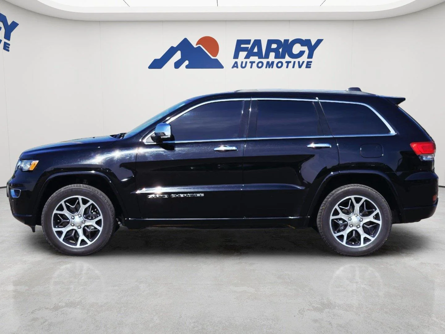 Used 2019 Diamond Black Crystal Pearlcoat Jeep Overland image 6