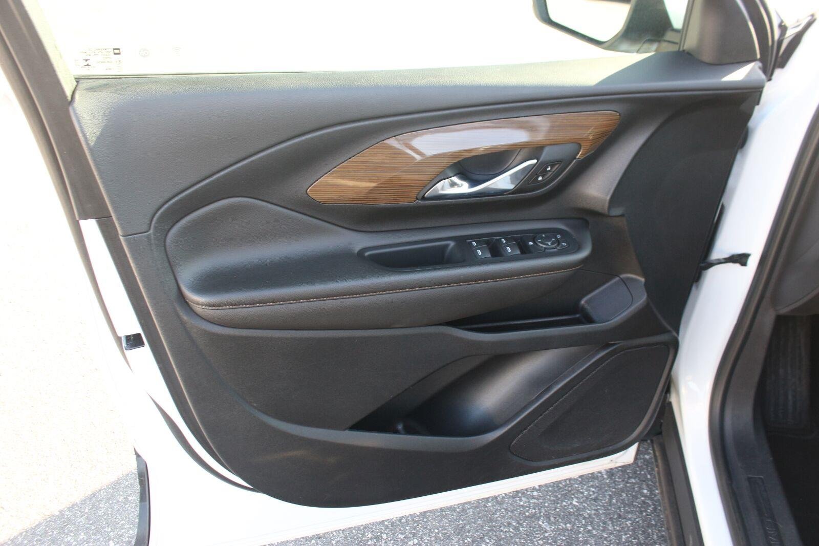 Used 2020 SUMMIT WHITE GMC SLE image 11