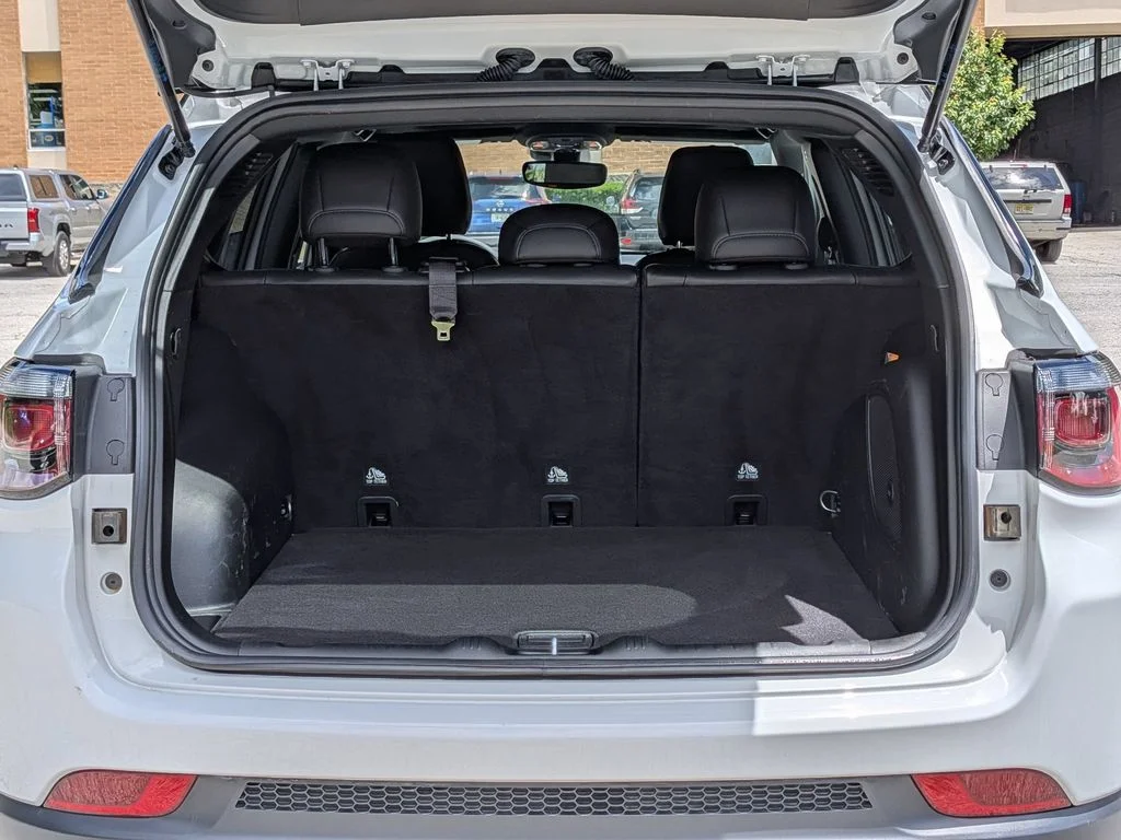 Used 2022 White Jeep Latitude image 6