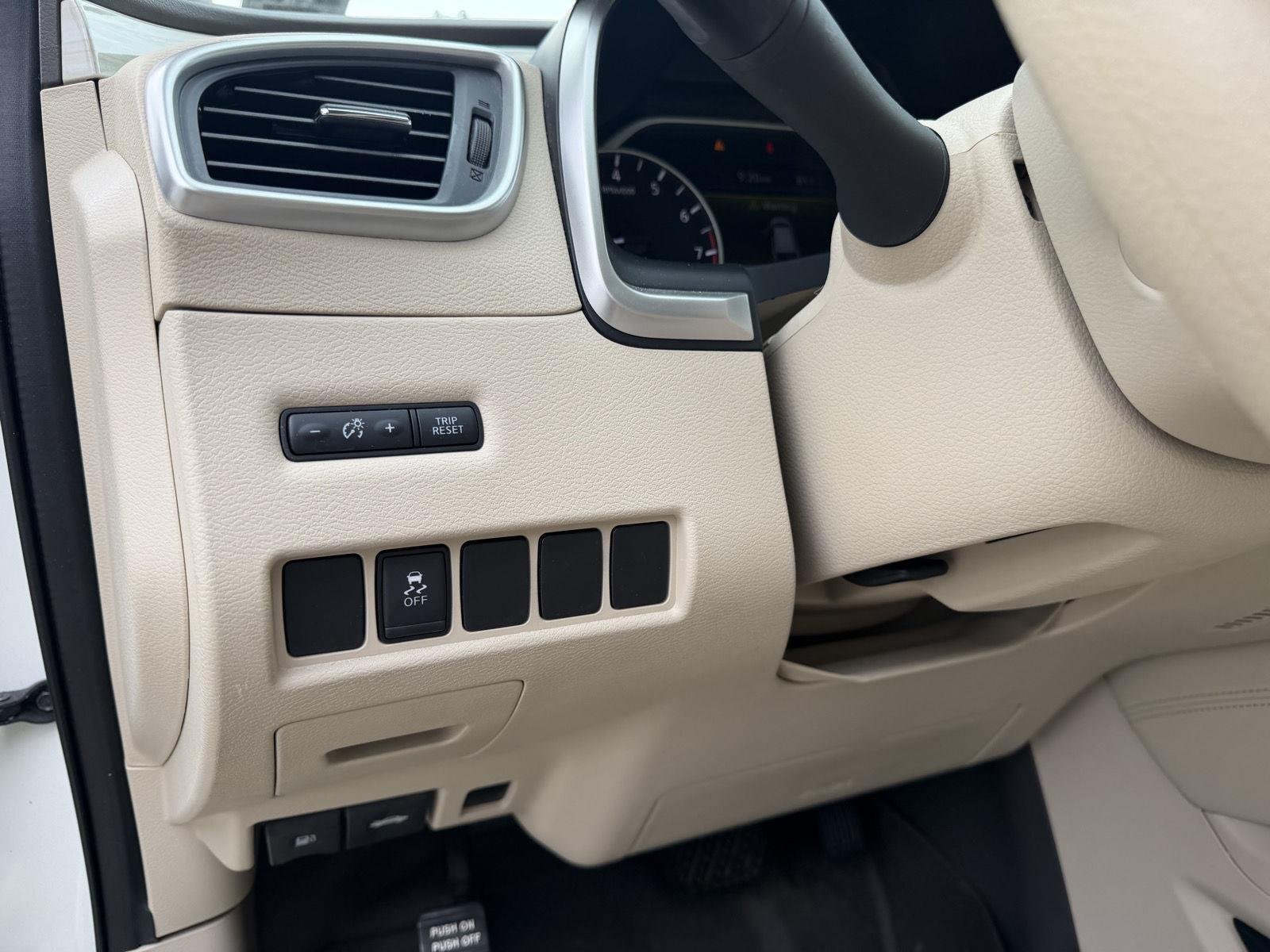 Used 2017 Pearl White Nissan S image 7