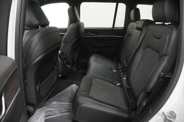 New 2026 Bright White Clear-Coat Exterior Paint Jeep Laredo image 17