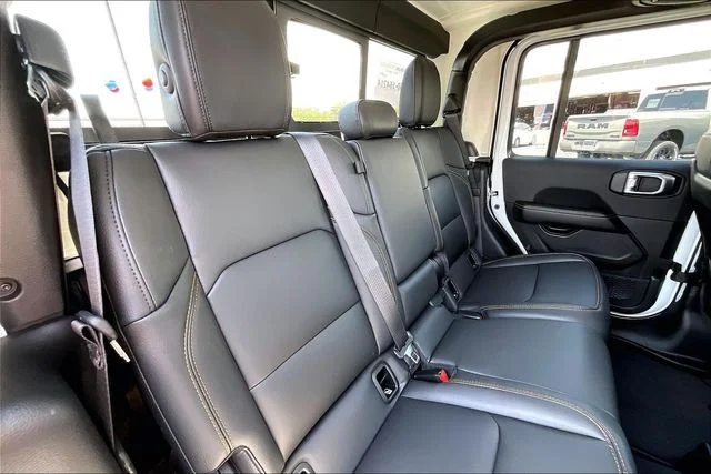 New 2026 Bright White Clear-Coat Exterior Paint Jeep Sahara image 28