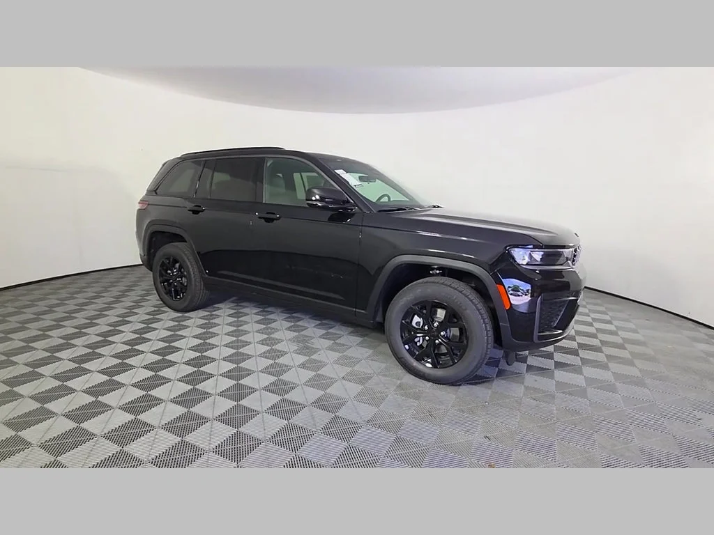 New 2026 Diamond Black Crystal Pearl-Coat Exterior Paint Jeep Laredo Altitude image 40