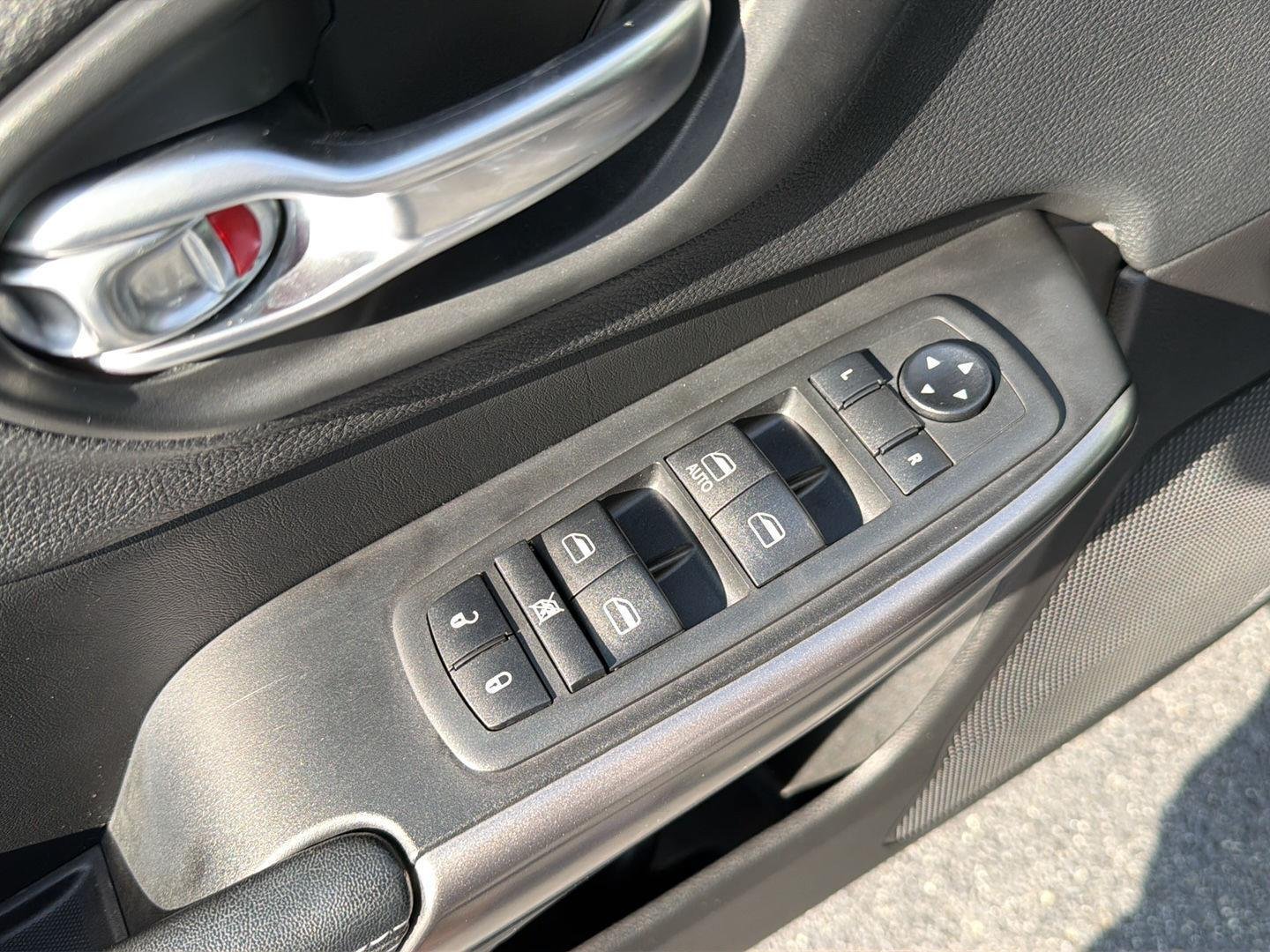 Used 2020 Billet Silver Metallic Clearcoat Jeep Latitude image 30