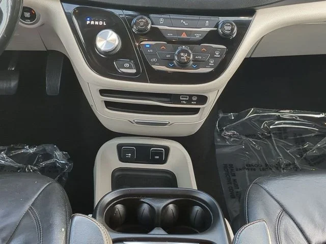 Used 2019 Brilliant Black Crystal Pearlcoat Chrysler Touring L image 19