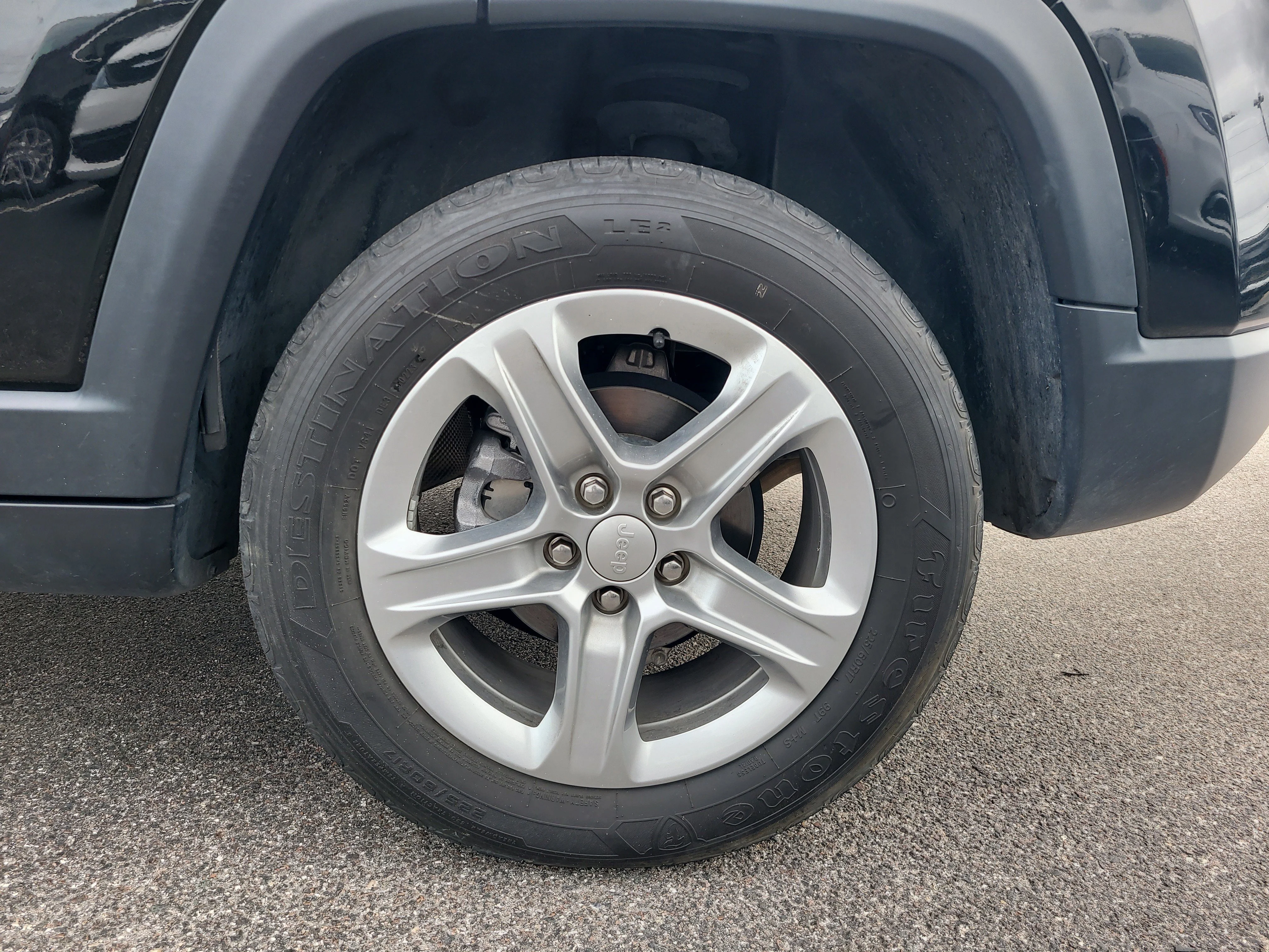 Used 2023 Diamond Black Crystal Pearlcoat Jeep Latitude image 8