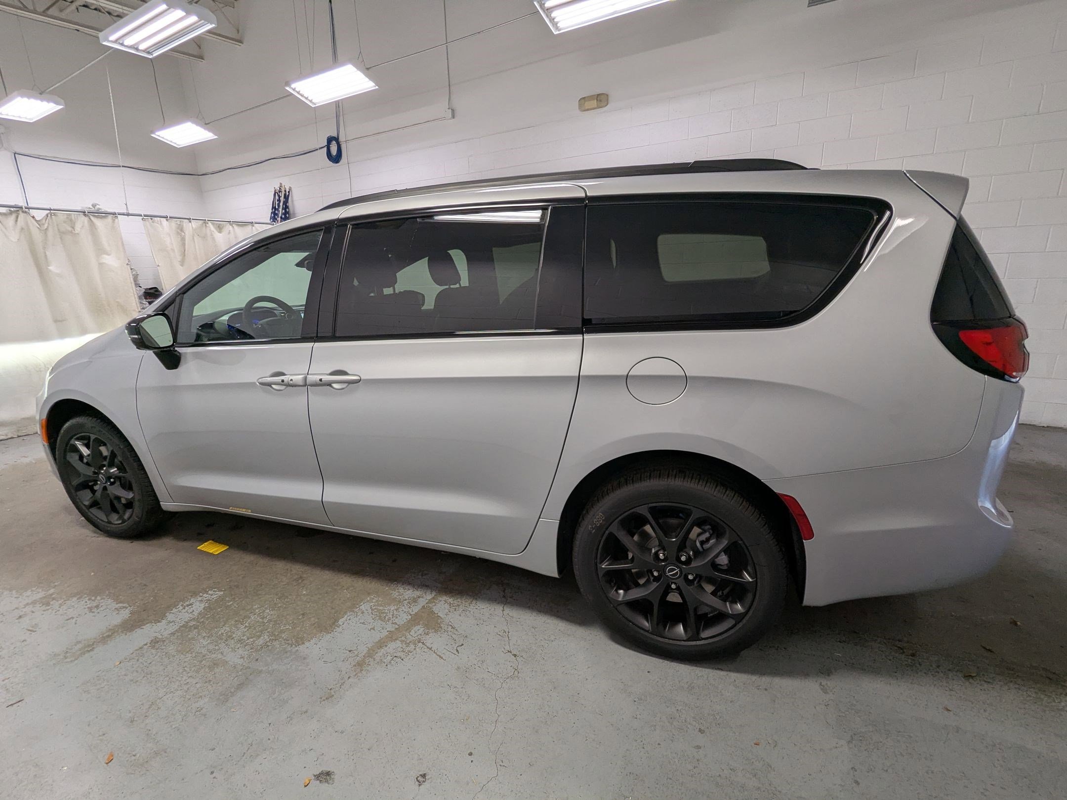 New 2026 Silver Mist Clear-Coat Exterior Paint Chrysler Limited image 8