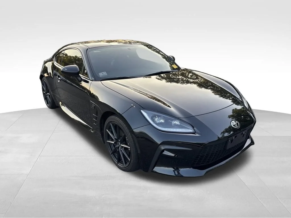 Used 2023  Toyota Premium image 3