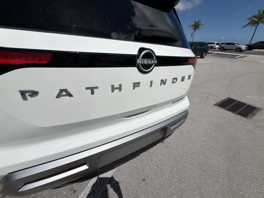 Used 2024 White Nissan Platinum image 39