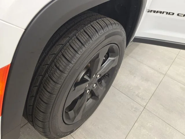 Used 2022 Bright White Clearcoat Jeep Altitude image 40