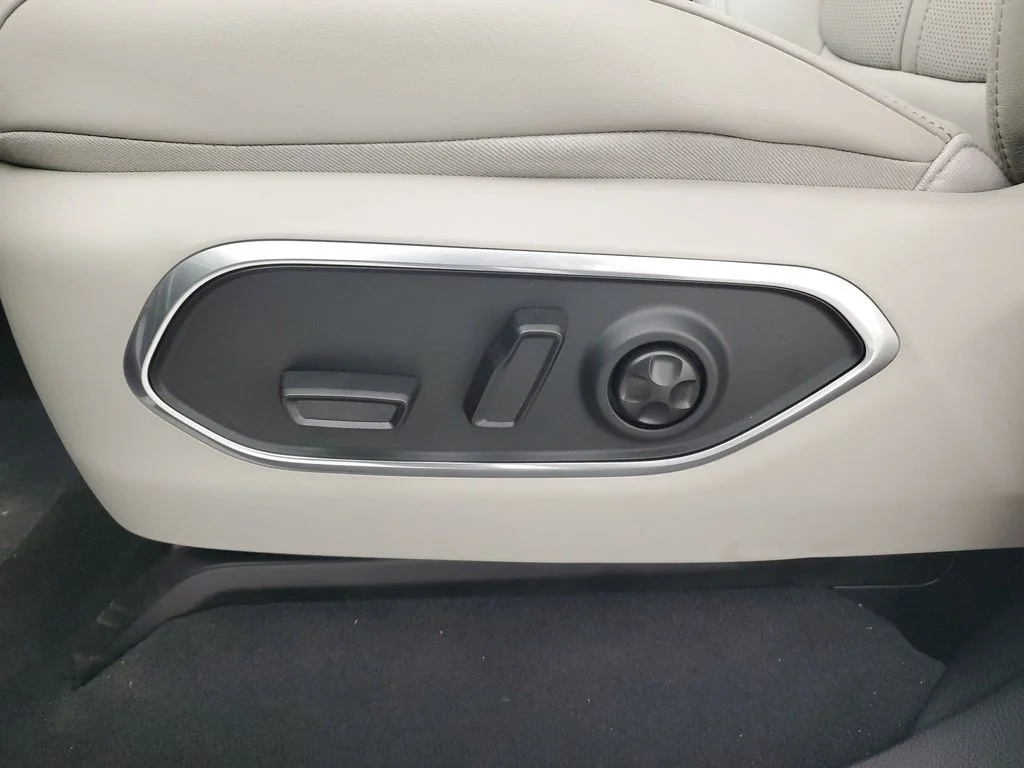 New 2026 Bright White Clear-Coat Exterior Paint Jeep Limited Reserve image 31