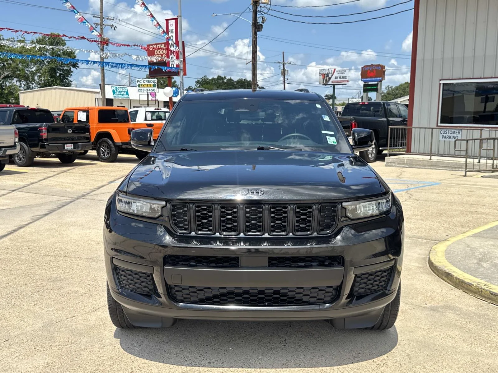 Used 2023 Diamond Black Crystal Pearlcoat Jeep Altitude image 2