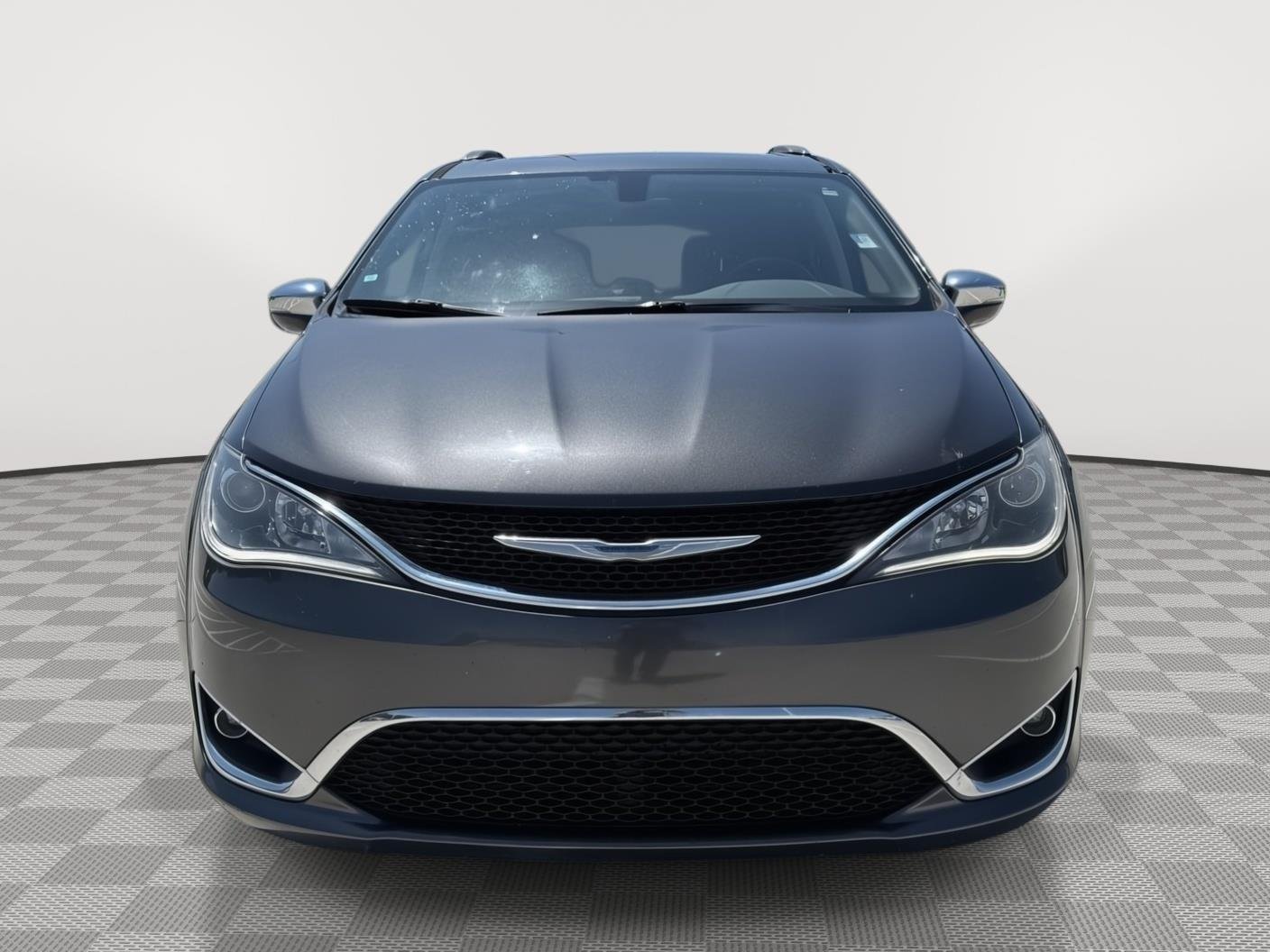 Used 2018 Granite Crystal Metallic Clearcoat Chrysler Limited image 2