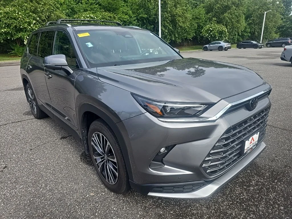 Used 2025  Toyota  image 3