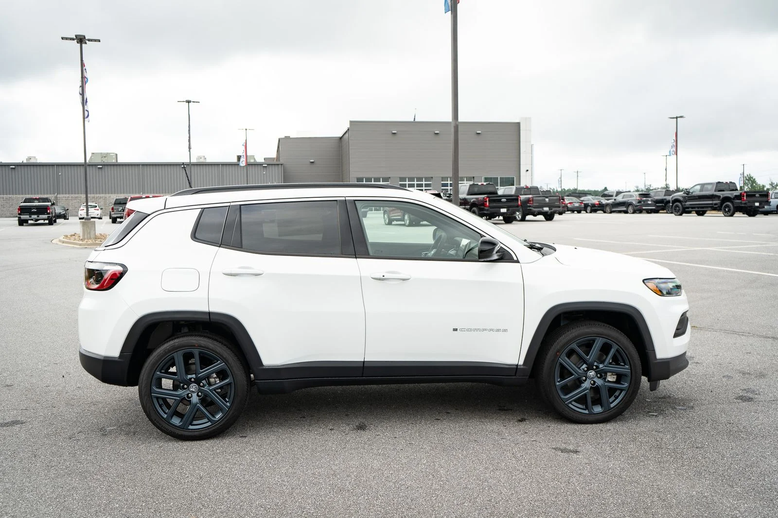New 2026 Bright White Clear-Coat Exterior Paint Jeep  image 11