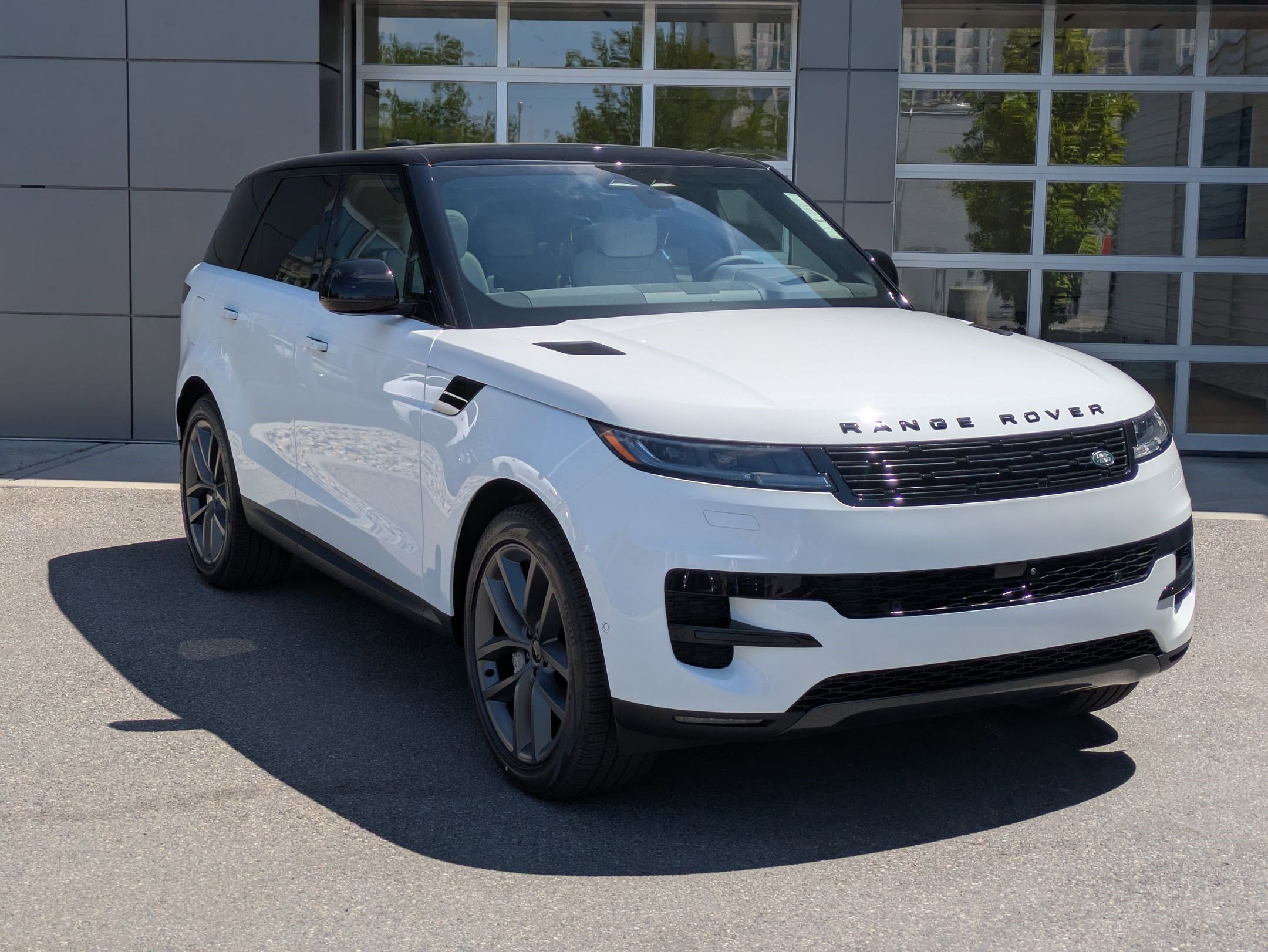 New 2026 Fuji White Land Rover P360 SE image 3
