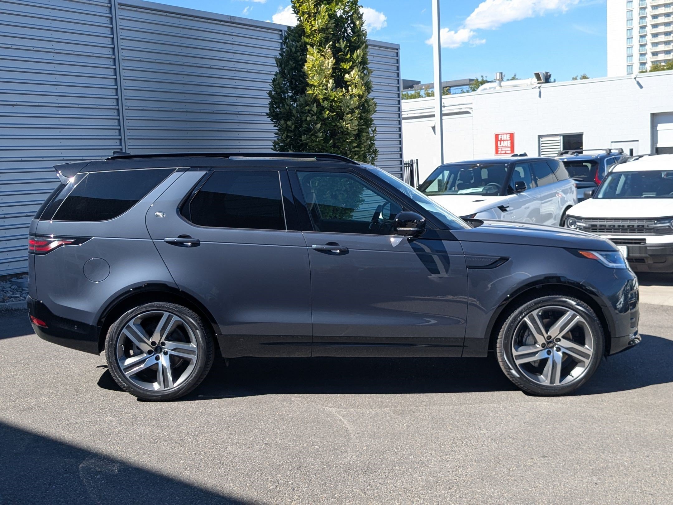 New 2026 Varesine Blue Land Rover Dynamic SE image 4