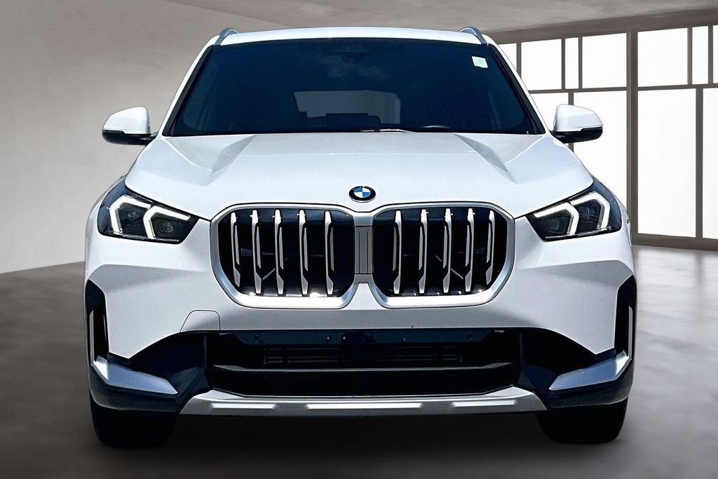 Used 2025 White BMW xDrive28i image 3