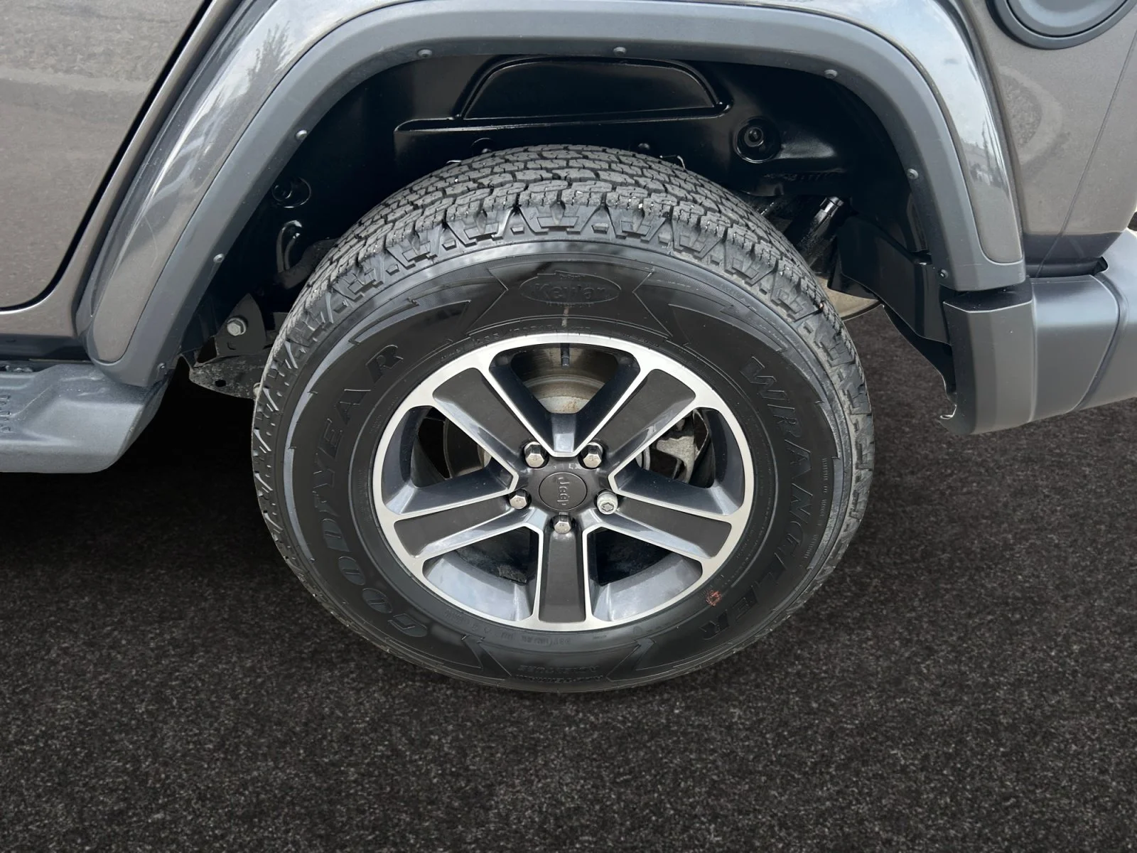 Used 2023 Granite Crystal Metallic Jeep SAHARA image 9