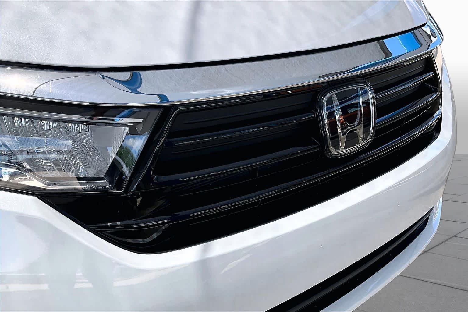 Used 2023 Platinum White Pearl Honda EX-L image 30