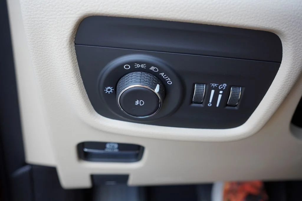 Used 2022 Velvet Red Pearlcoat Jeep Limited image 28