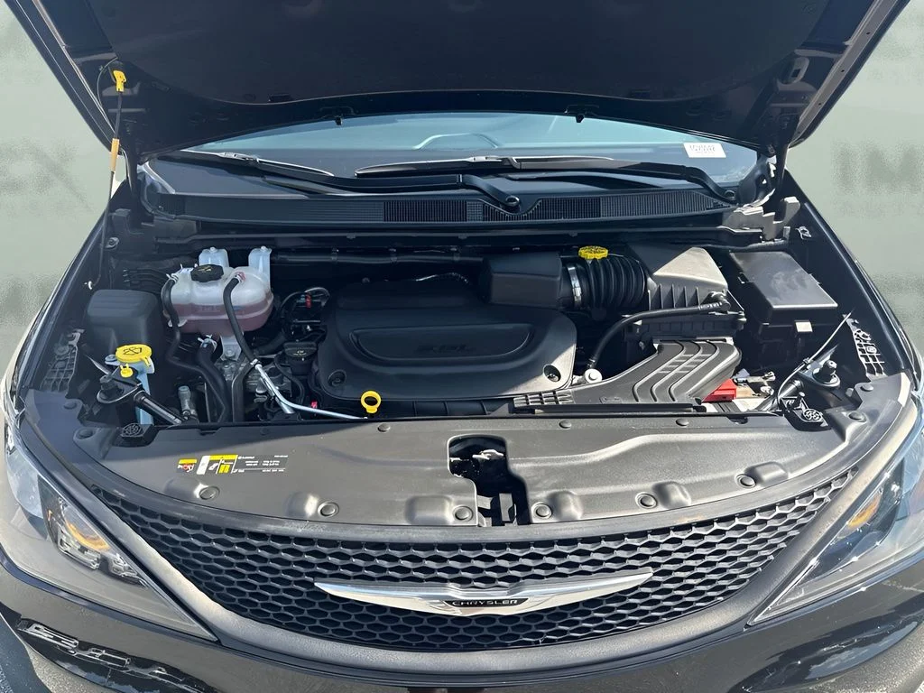 Used 2025 Black Chrysler LX image 21