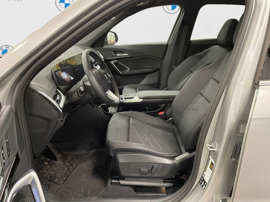 Used 2026 Silver Metallic BMW xDrive28i image 9