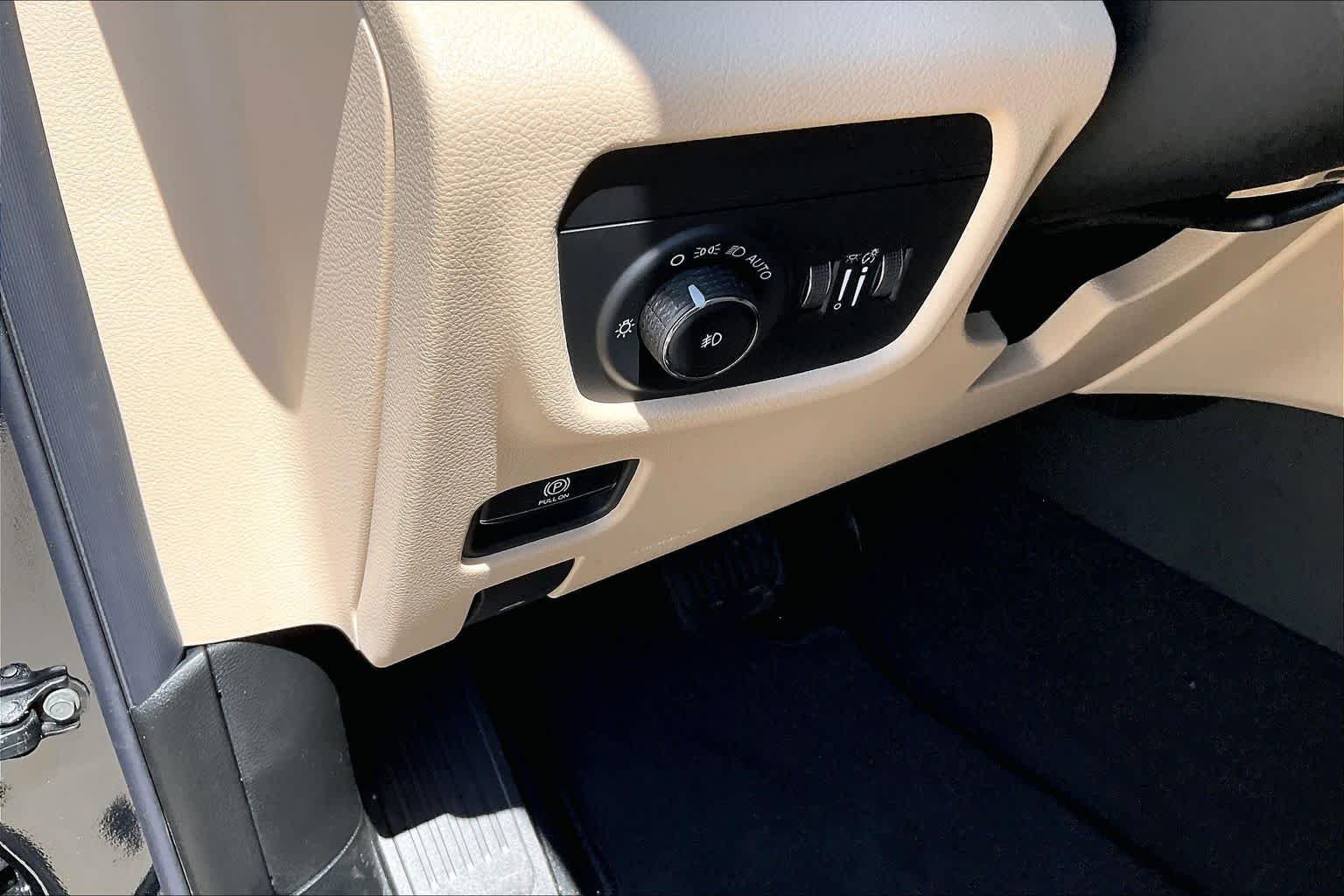 New 2026 Diamond Black Crystal Pearl-Coat Exterior Paint Jeep Limited image 17