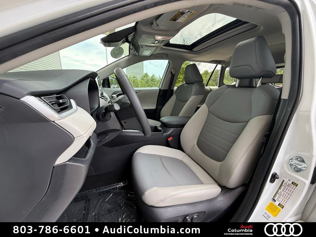 Used 2025 Beige Toyota XLE Premium image 5