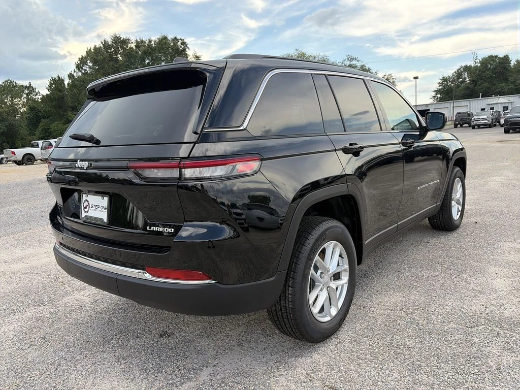 New 2026 Diamond Black Crystal Pearlcoat Jeep Laredo X image 6