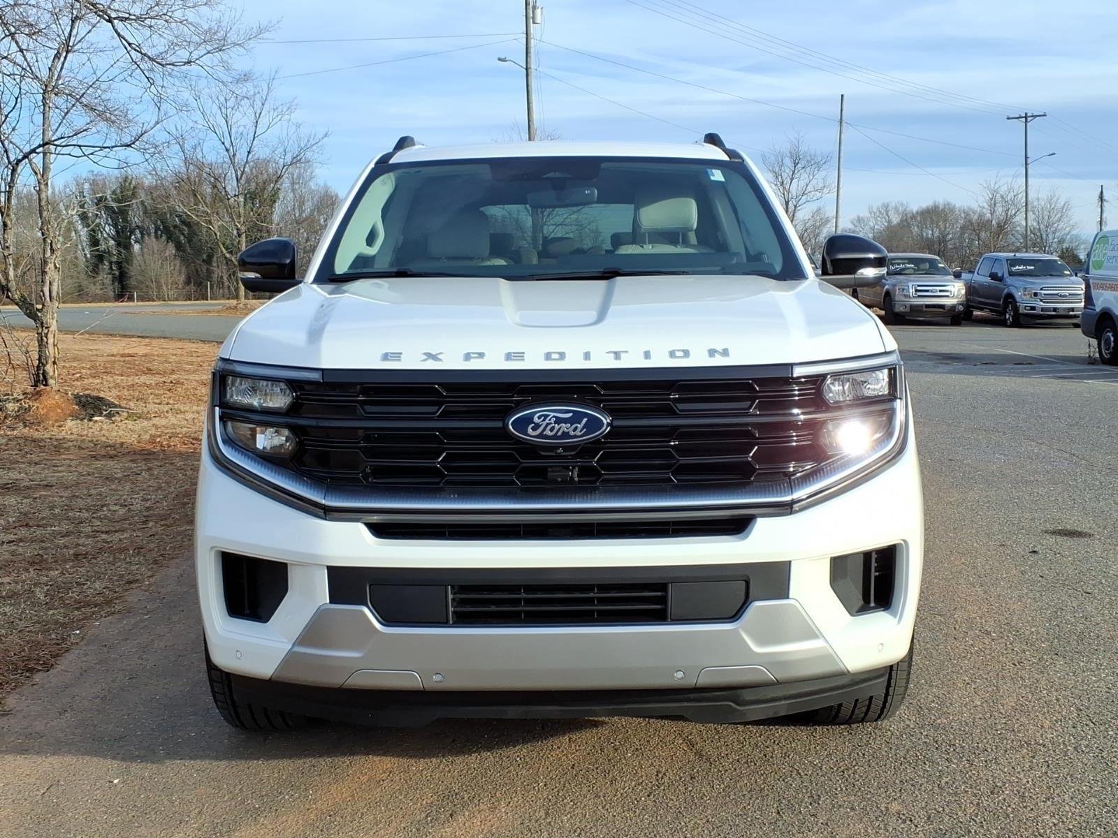 New 2025 Star White Metallic Tri-Coat Ford Platinum® MAX image 2