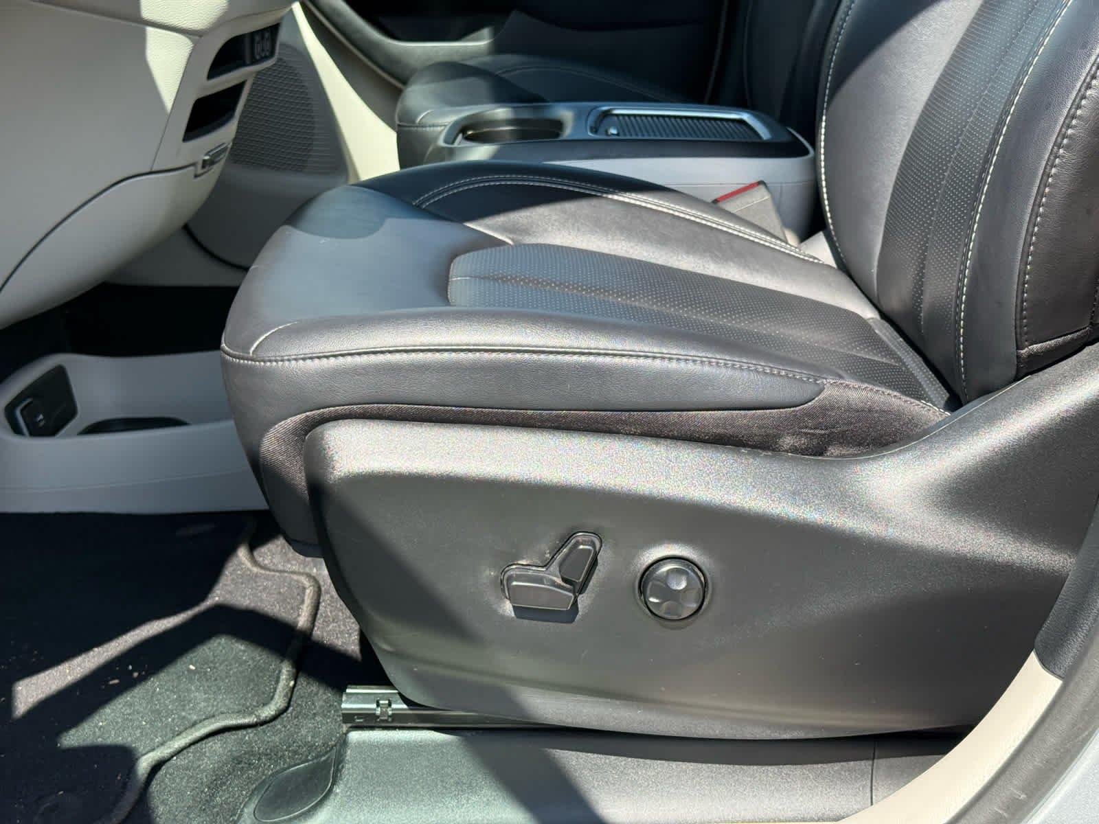 Used 2024 Silver Mist Clearcoat Chrysler Touring L image 13
