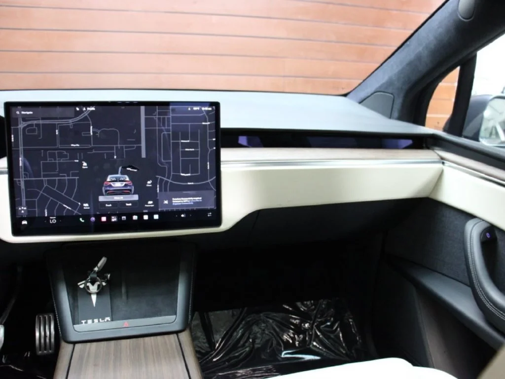 Used 2022  Tesla Base image 16
