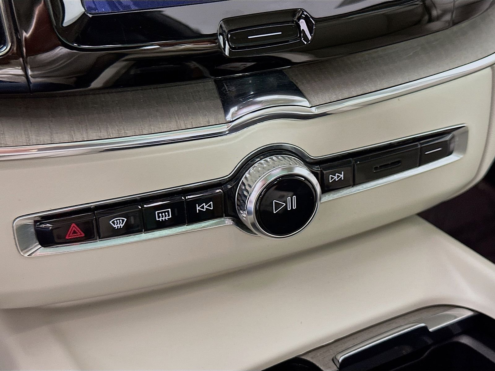 Used 2023  Volvo T8 Plus Dark Theme image 16
