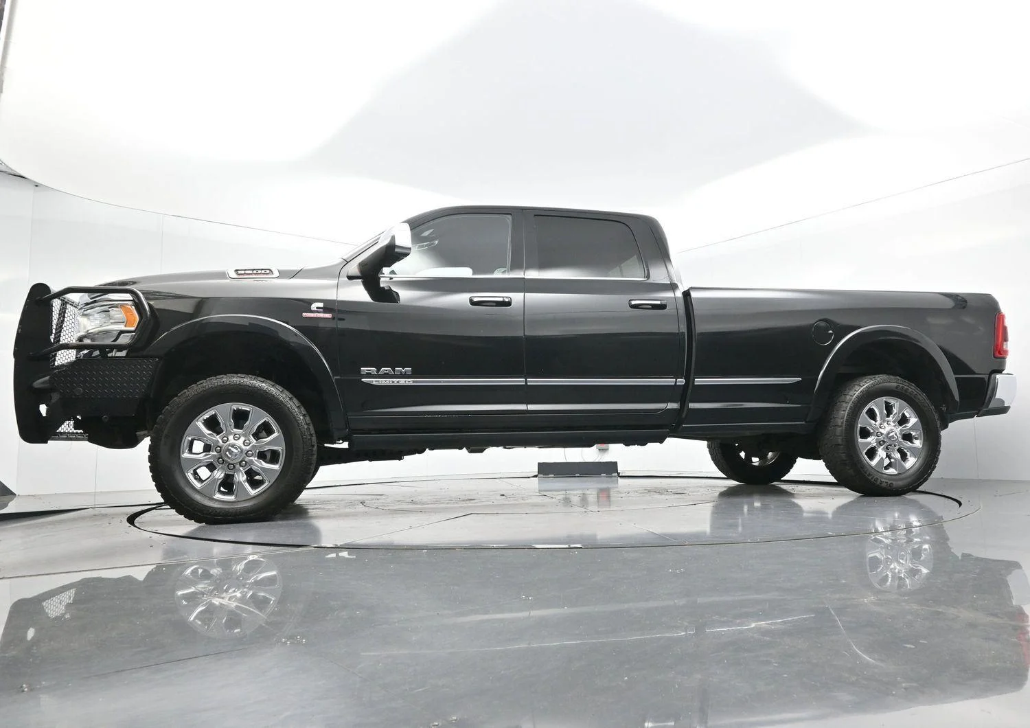 Used 2022 Diamond Black Crystal Pearlcoat Ram Limited image 40