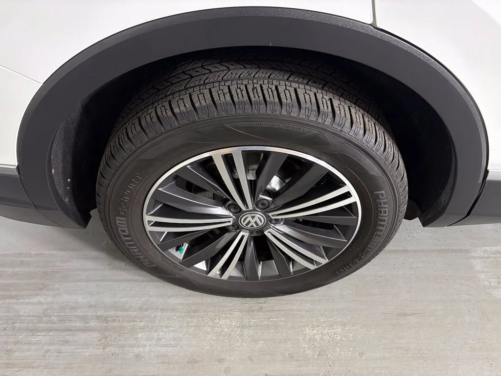 Used 2018  Volkswagen 2.0T SEL image 11