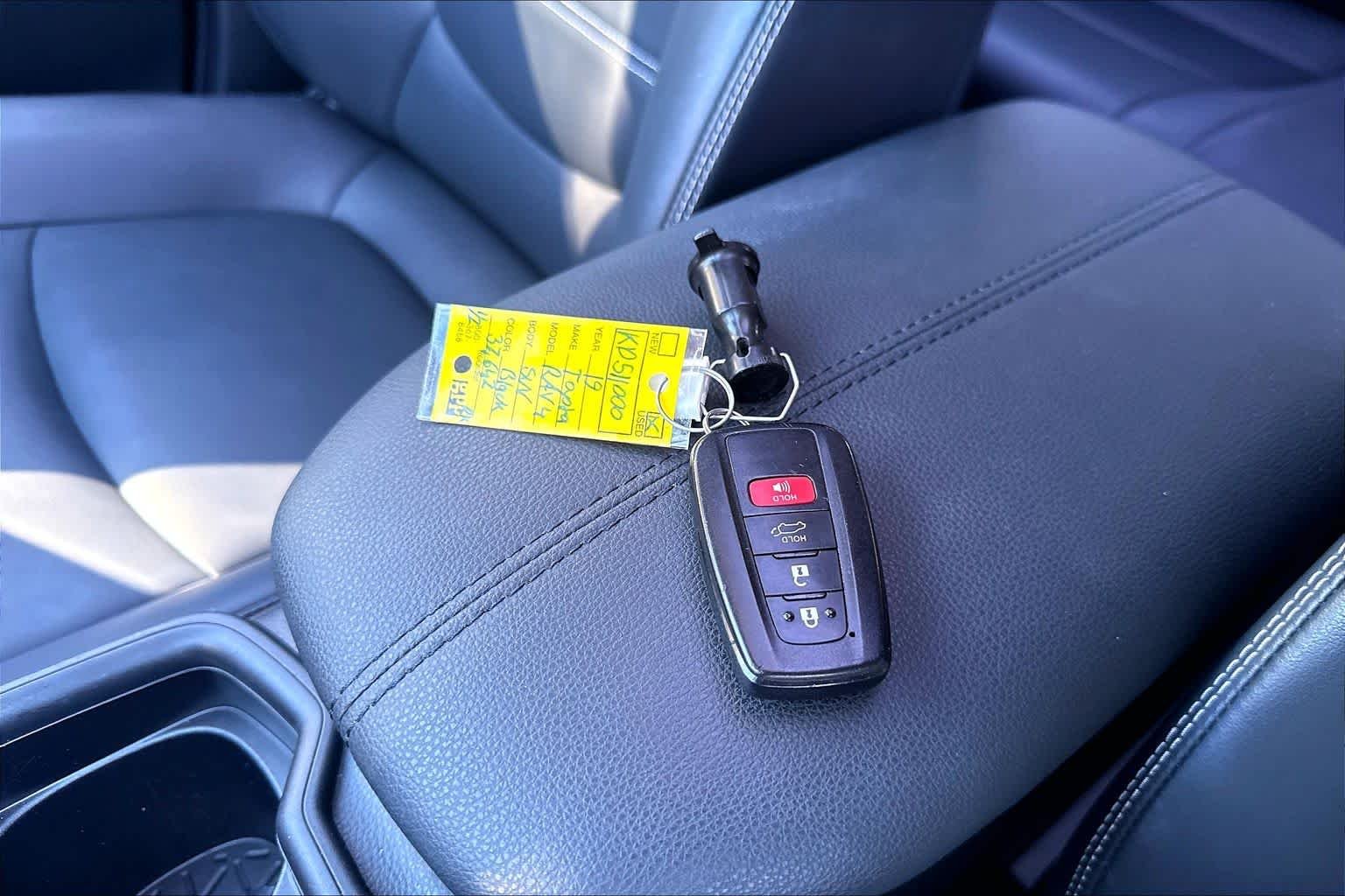 Used 2019 Midnight Black Metallic Toyota XLE Premium image 15