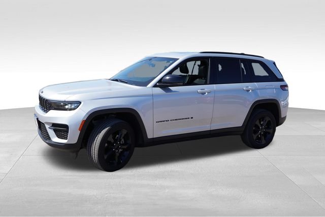 Used 2023 Silver Jeep Altitude X image 10