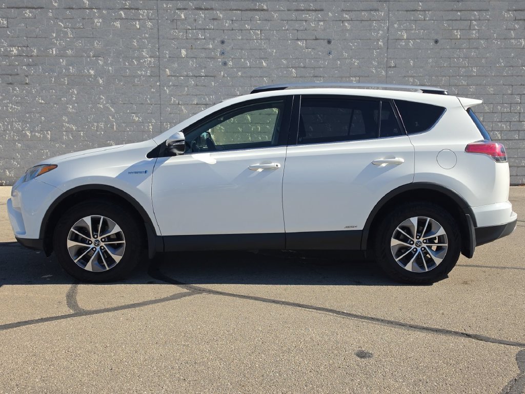 Used 2018 White Toyota XLE image 10