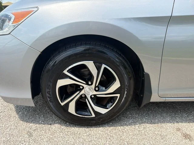 Used 2017 Silver Honda LX image 33